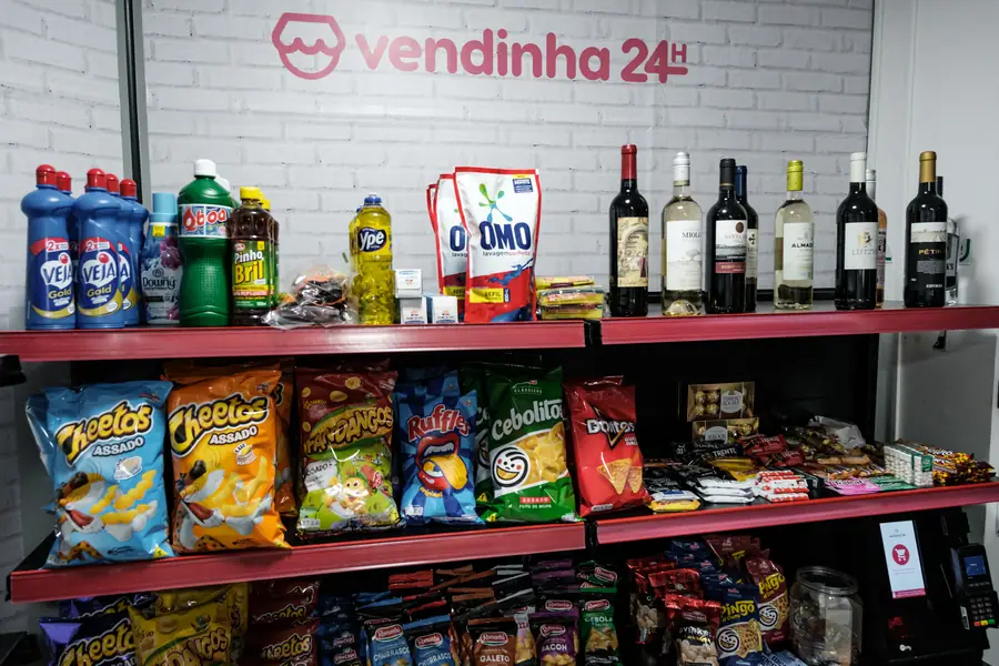 Corredor com limpeza, bebidas e snacks