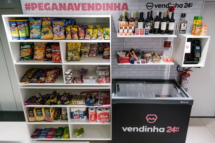 Prateleiras com mercearia e snacks